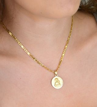 Złota zawieszka próby 585 z wizerunkiem Matki Boskiej z Dzieciątkiem. Wymiary 2 cm, waga 2,63 g. Klasyczny medalik religijny w eleganckiej formie (2).JPG